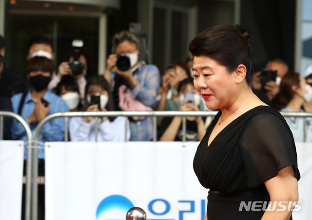 Thảm đỏ Daejong Film Awards 2020: Park Bom (2NE1) xuất hiện với thân hình quá khổ, "tình cũ Song Hye Kyo" Lee Byung Hun điển trai ở tuổi 49 - Ảnh 10.