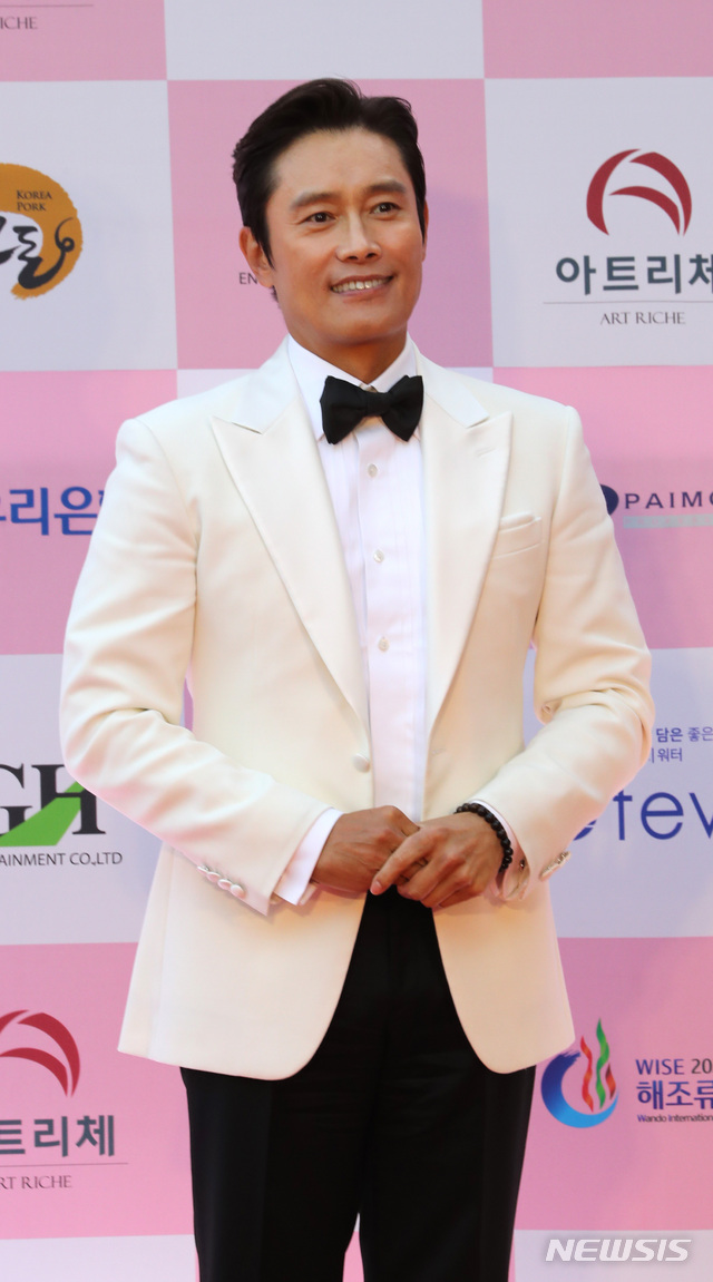 Thảm đỏ Daejong Film Awards 2020: Park Bom (2NE1) xuất hiện với thân hình quá khổ, "tình cũ Song Hye Kyo" Lee Byung Hun điển trai ở tuổi 49 - Ảnh 12.