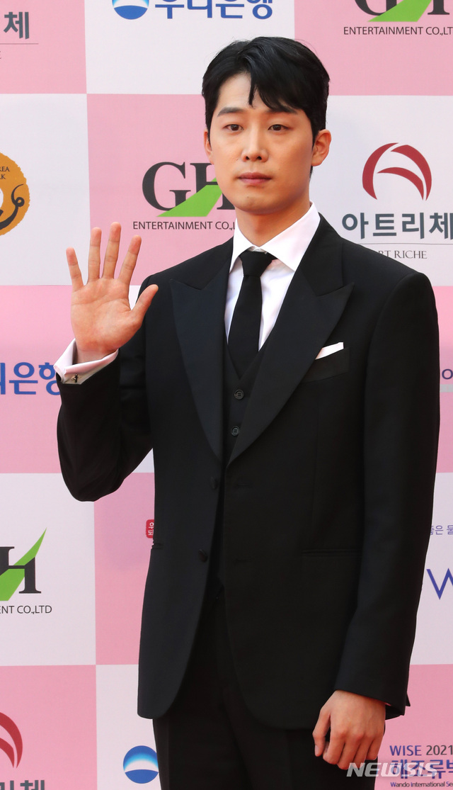 Thảm đỏ Daejong Film Awards 2020: Park Bom (2NE1) xuất hiện với thân hình quá khổ, "tình cũ Song Hye Kyo" Lee Byung Hun điển trai ở tuổi 49 - Ảnh 16.