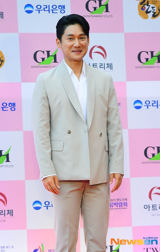 Thảm đỏ Daejong Film Awards 2020: Park Bom (2NE1) xuất hiện với thân hình quá khổ, "tình cũ Song Hye Kyo" Lee Byung Hun điển trai ở tuổi 49 - Ảnh 6.
