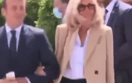 Khoảnh khắc Tổng thống Pháp thể hiện tình cảm tinh tế, ngọt ngào với người vợ hơn 25 tuổi giữa đám đông khiến người hâm mộ phát cuồng
