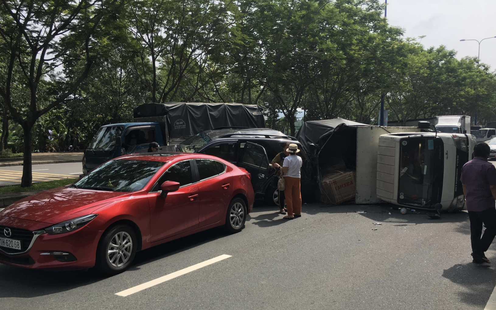 TP.HCM: Tai nạn liên hoàn 4 xe khiến ô tô tải lật ngang đường, 2 cháu bé may mắn thoát chết