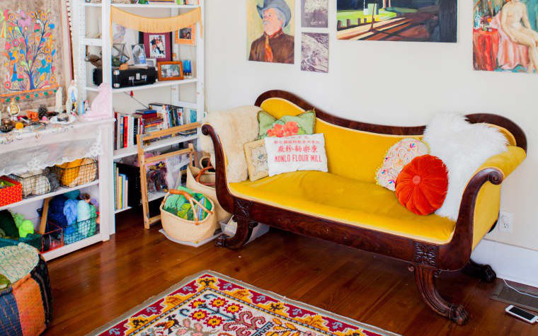Ngôi nhà nhỏ đầy màu sắc rực rỡ của người nghệ sỹ với thú vui sưu tầm đồ cổ 
