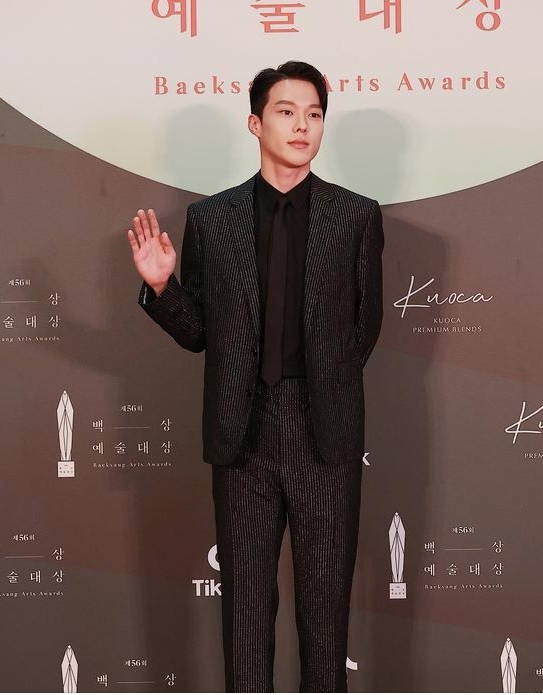 Thảm đỏ Baeksang Art Awards 2020: Bà cả Kim Hee Ae của "Thế giới hôn nhân" đụng độ "chị đẹp" Son Ye Jin  - Ảnh 10.