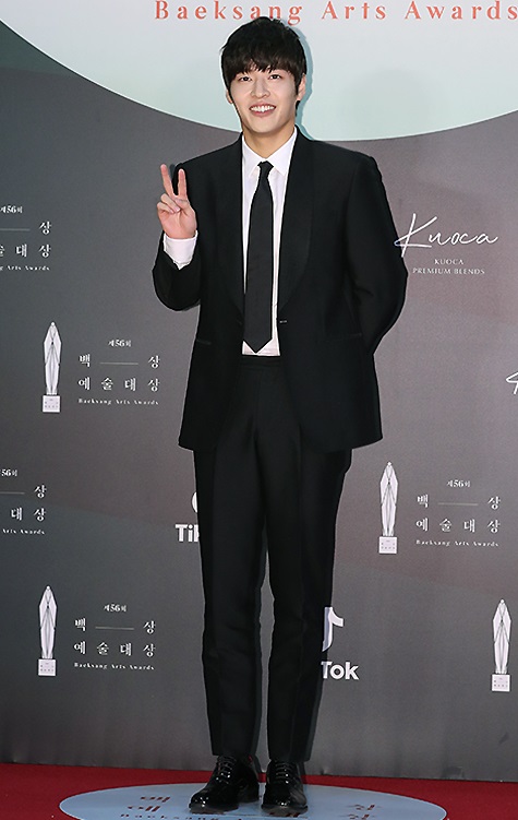 Thảm đỏ Baeksang Art Awards 2020: Bà cả Kim Hee Ae của "Thế giới hôn nhân" đụng độ "chị đẹp" Son Ye Jin  - Ảnh 9.