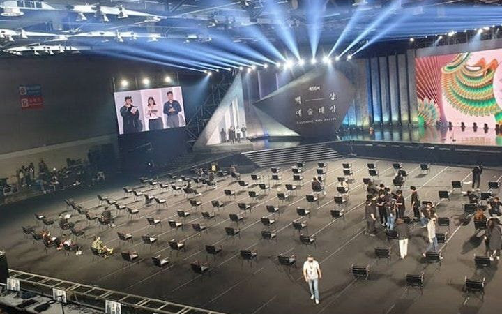 Baeksang 2020 mùa Covid-19: Bất ngờ trước cảnh tượng chưa từng diễn ra tại lễ trao giải danh giá bậc nhất Hàn Quốc