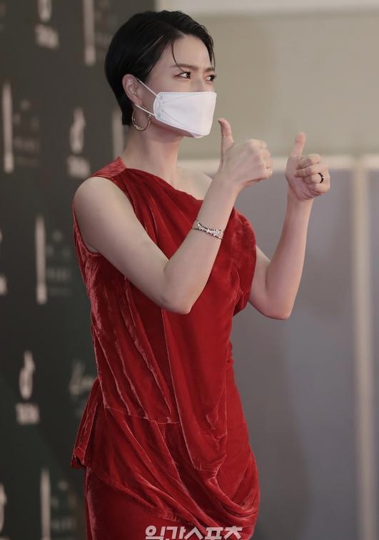 Thảm đỏ Baeksang Art Awards 2020: Bà cả Kim Hee Ae của "Thế giới hôn nhân" đụng độ "chị đẹp" Son Ye Jin  - Ảnh 17.