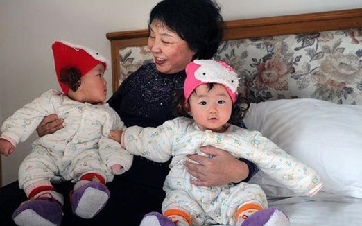Mẹ 60 tuổi bất chấp rủi ro mang thai sinh đôi 2 bé gái, sau 10 năm bà bày tỏ sự hối hận