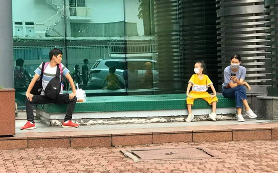 Bức ảnh cô bé &quot;cà khịa&quot; với người lạ nhận hơn 40 nghìn like khiến bất cứ ai nhìn vào cũng thấy nhẹ nhõm sau 1 ngày dài mệt mỏi 