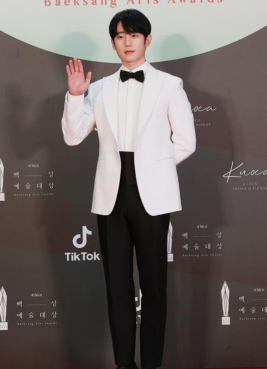 Thảm đỏ Baeksang Art Awards 2020: Bà cả Kim Hee Ae của "Thế giới hôn nhân" đụng độ "chị đẹp" Son Ye Jin  - Ảnh 5.