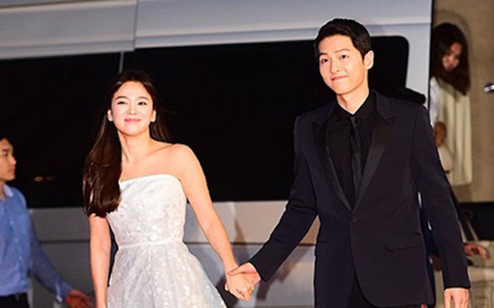 Đoạn video Song Joong Ki - Song Hye Kyo tại lễ trao giải Baeksang cách đây 4 năm bất ngờ xôn xao trở lại: Từng nắm chặt tay nhau không rời như vậy