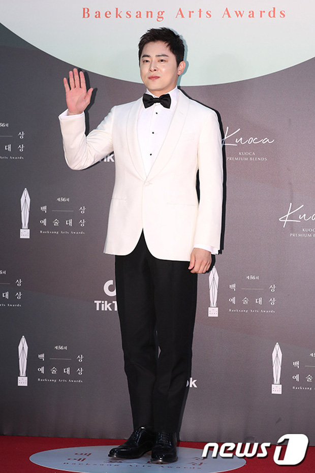Thảm đỏ Baeksang Arts Awards 2020: Bà cả Kim Hee Ae của "Thế giới hôn nhân" đụng độ "chị đẹp" Son Ye Jin  - Ảnh 22.