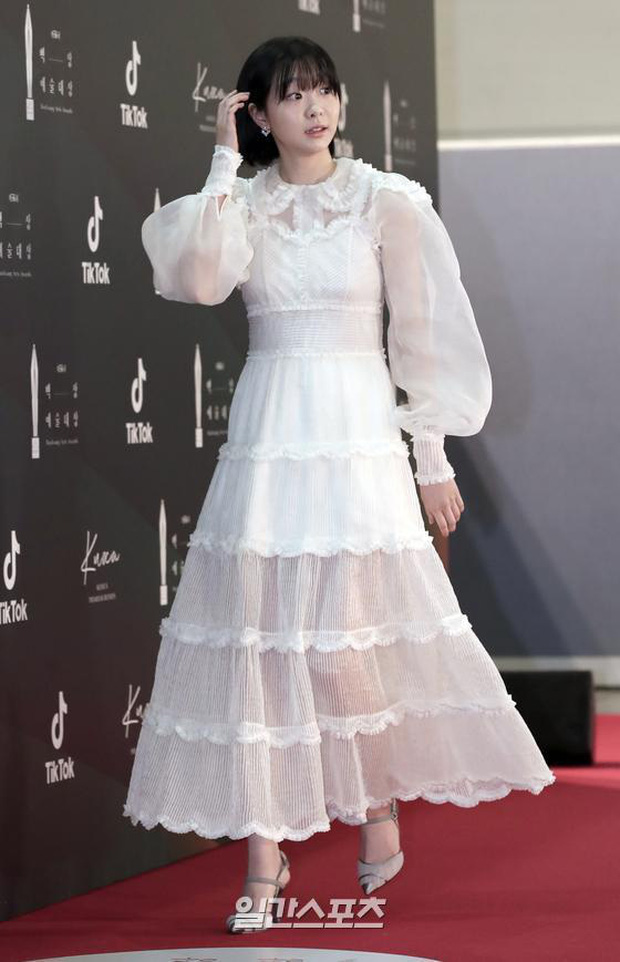 Thảm đỏ Baeksang Arts Awards 2020: Bà cả Kim Hee Ae của "Thế giới hôn nhân" đụng độ "chị đẹp" Son Ye Jin  - Ảnh 17.