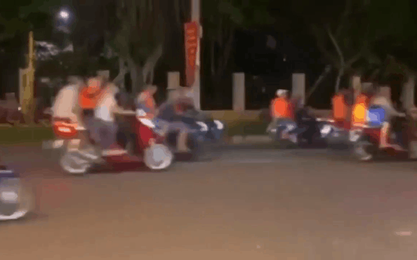 Hàng trăm xe máy chở người mặc áo cam, cầm hung khí sắc nhọn, phóng như bay trên đường trong đêm khiến ai cũng kinh ngạc