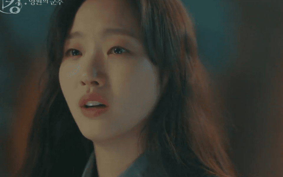 "Quân vương bất diệt" tập 14: Kim Go Eun đau khổ vì Lee Min Ho bị mắc kẹt ở quá khứ, rating phim tiếp tục giảm vì quá khó hiểu