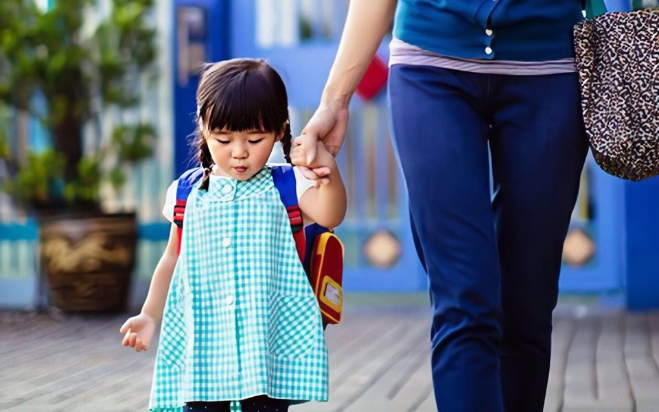 Những điều cần làm để giúp trẻ nhanh thích nghi với việc đi học trở lại bình thường, không còn được ở cạnh mẹ cả ngày như trước