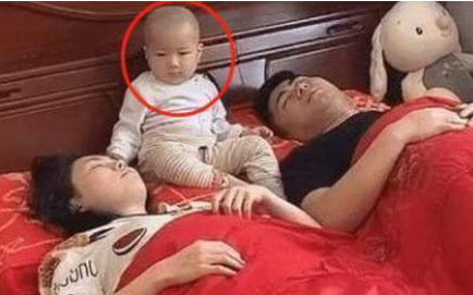 Bố mẹ ngủ say sưa, riêng bé con cứ nhìn trân trân vào mặt mẹ, lý do hết sức buồn cười