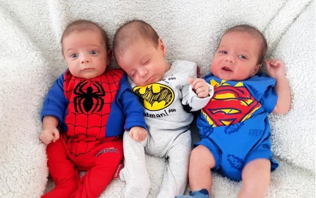 Từng bị kết luận vô sinh, cặp vợ chồng bất ngờ sinh 3 em bé giống hệt nhau