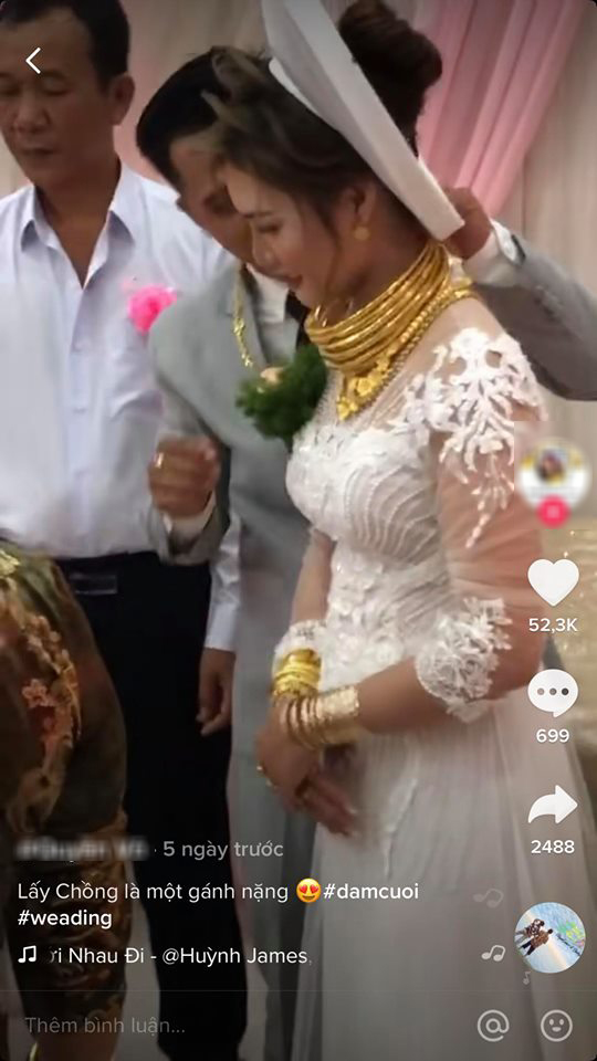 Xuýt xoa với hình ảnh cô dâu đeo vàng kín 2 tay, cổ trĩu nặng trong ngày cưới ở Sóc Trăng khiến dân mạng gật gù: "Lấy chồng đúng là một gánh nặng" - Ảnh 2.
