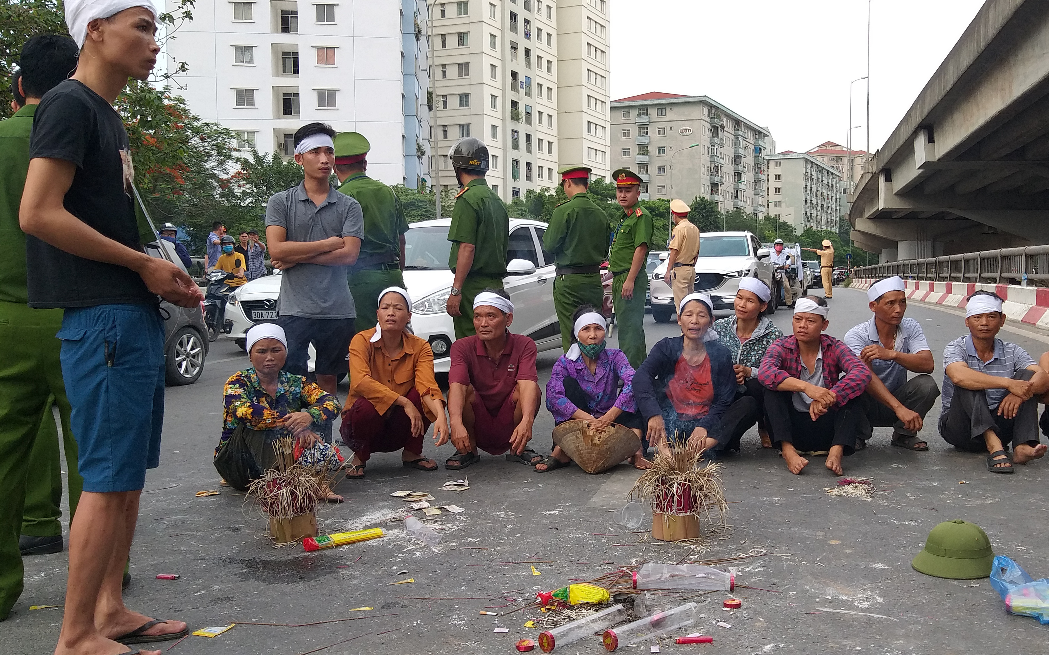 Hà Nội: Gia đình nạn nhân tử vong vì tai nạn giao thông cách đây 1 năm mang di ảnh, đeo tang ra giữa đường ngồi