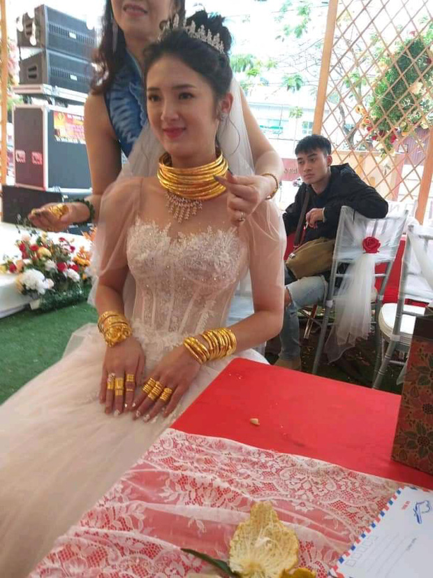 Xuýt xoa với hình ảnh cô dâu đeo vàng kín 2 tay, cổ trĩu nặng trong ngày cưới ở Sóc Trăng khiến dân mạng gật gù: "Lấy chồng đúng là một gánh nặng" - Ảnh 5.