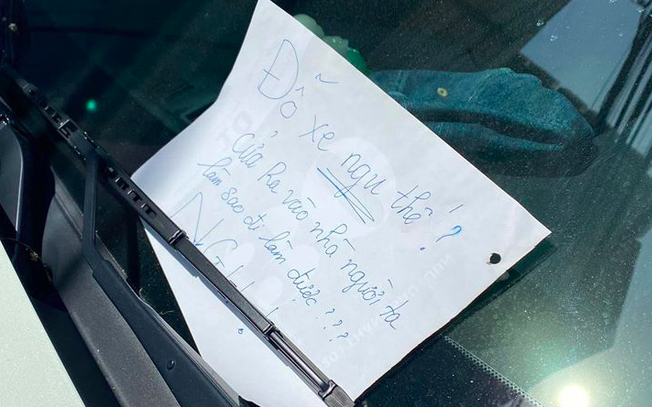 Đỗ ô tô chắn cửa nhà người khác, khi quay lại chủ xe nhận được mảnh giấy với nội dung đọc mà xấu hổ thay