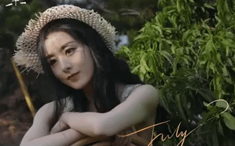 Khoe nhan sắc rạng ngời và trẻ trung ở độ tuổi 32, Triệu Lệ Dĩnh được ví như “nữ thần mùa Hè”
