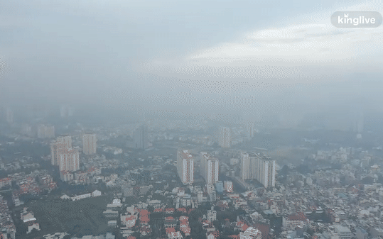 Clip toàn cảnh TP.HCM từ trên cao: Những tòa nhà chọc trời "chìm" vào làn sương trắng đục, chỉ số chất lượng không khí thấp