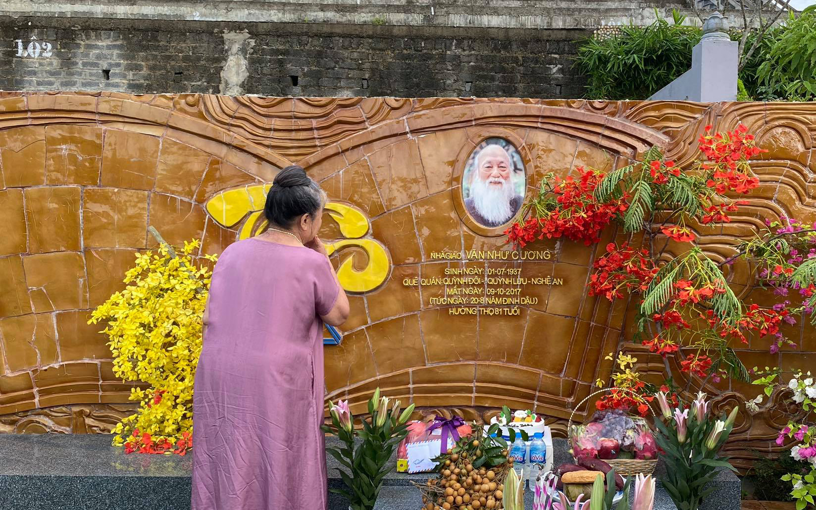 Đặng Tiểu Tô Sa - cháu ngoại thầy Văn Như Cương chia sẻ khoảnh khắc xúc động của bà bên cạnh mộ ông nhân 83 năm ngày sinh cố PGS