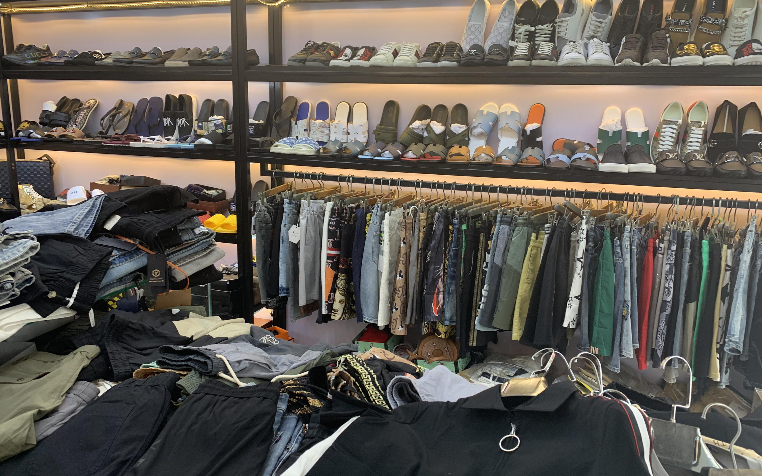Đột kích 7 cửa hàng, thu giữ hơn 33.000 sản phẩm giày dép, túi xách 'nhái' hiệu Burberry, Lacoste, Chanel... ở Bắc Ninh