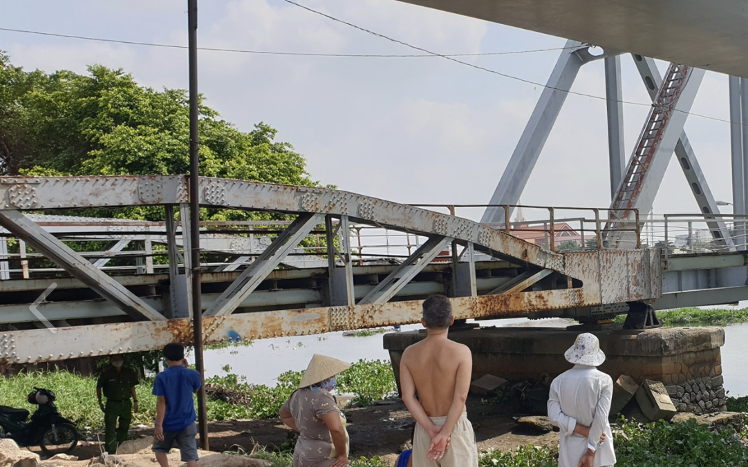 Rủ nhau đi câu cá, anh té xuống sông Sài Gòn, em trai bất lực nhìn anh bị đuối nước tử vong