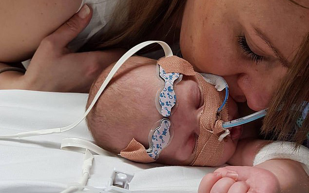 Nhịp tim tăng lên 320 lần/phút, bé sơ sinh được bác sĩ cấp cứu bằng cách nhúng đầu vào xô nước đá