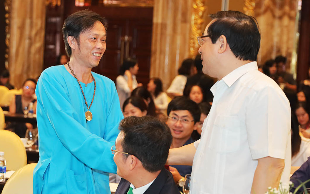 Nghệ sĩ Hoài Linh mặc đồ bà ba xuất hiện tại khách sạn sang trọng