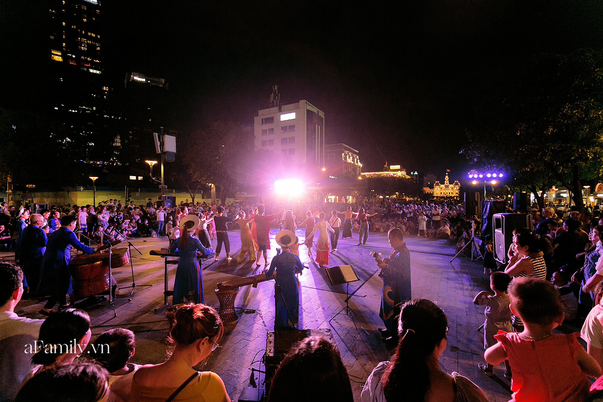 Phố đi bộ Nguyễn Huệ bắt đầu tổ chức các hoạt động biểu diễn nghệ thuật đường phố miễn phí và đây là tuần đầu tiên người Sài Gòn được trải nghiệm - Ảnh 1.