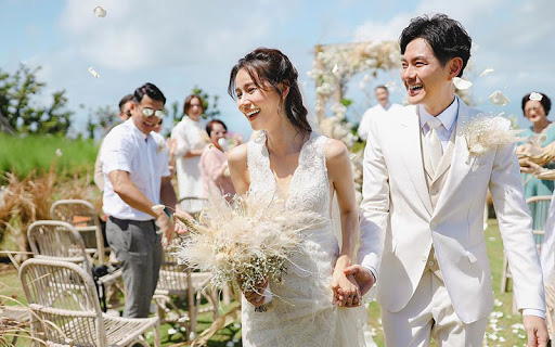 Đám cưới siêu tiết kiệm với chi phí chưa đến 10 triệu đồng của cặp đôi Sài Gòn: Mua lại váy cô dâu giá rẻ, mượn xe hoa, tự makeup, đề cao tinh thần "cây nhà lá vườn" là chính