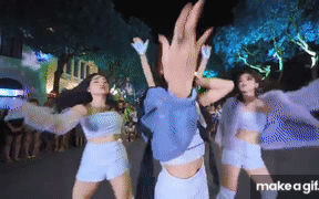 Cư dân mạng quốc tế thi nhau bình luận ngạc nhiên khi thấy nhóm bạn trẻ Việt nhảy múa tưng bừng trên phố đi bộ Hồ Gươm mà không giãn cách xã hội