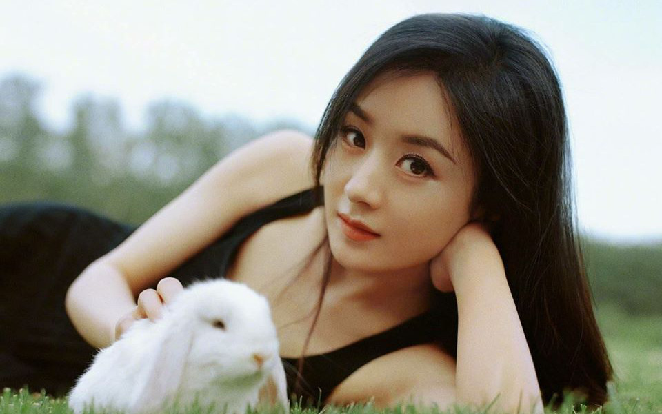 Triệu Lệ Dĩnh khiến fan &quot;đứng ngồi không yên&quot; khi khoe loạt khoảnh khắc cực phẩm, nhìn sao cũng không giống mẹ một con