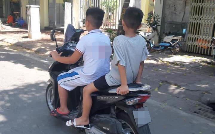 Hai cậu bé không đội mũ bảo hiểm, vô tư phóng xe máy ngoài đường: Bố mẹ ở đâu khi cảnh này xảy ra?