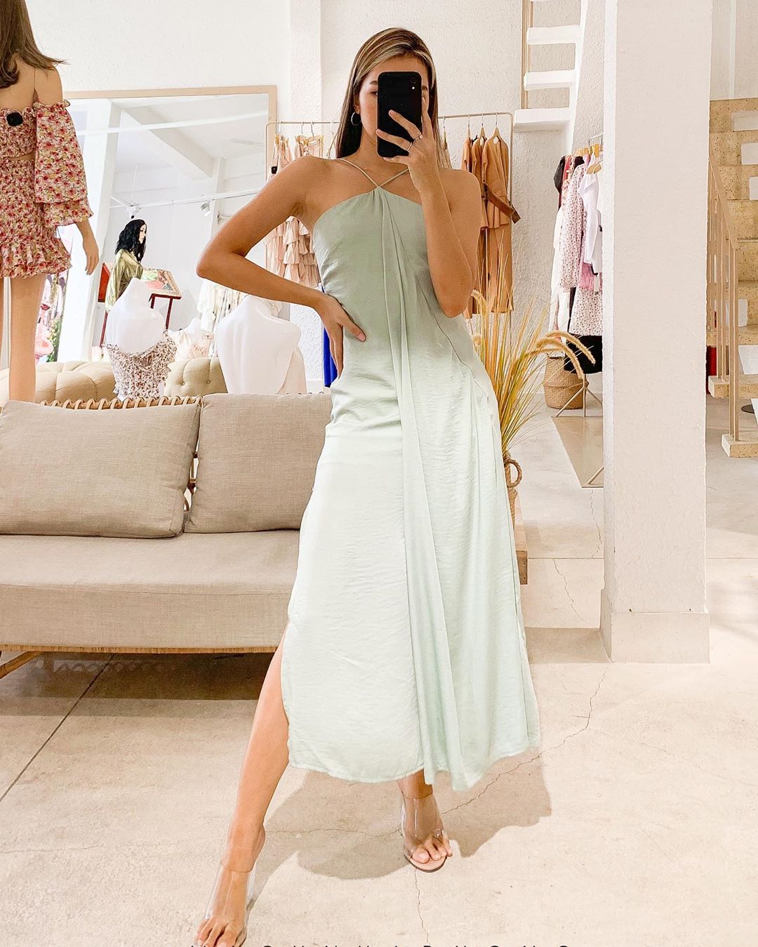 Hà Hồ có cả tá váy áo đi biển xinh xắn quá, chị em nhìn mà ai cũng muốn "đu" theo - Ảnh 10.