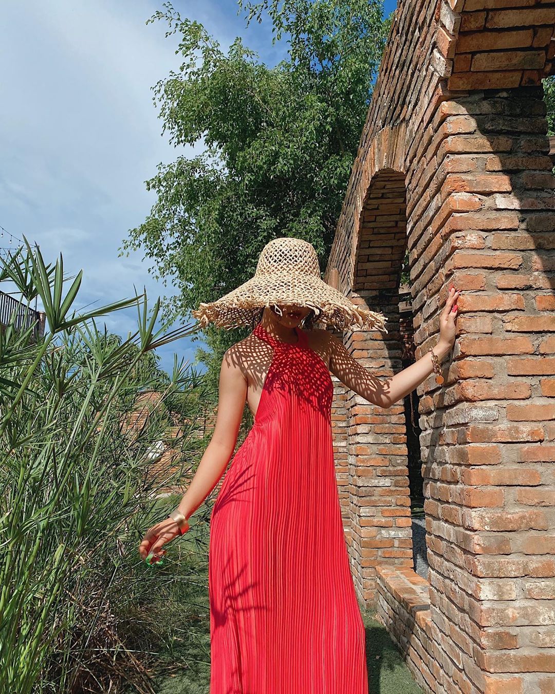 Hà Hồ có cả tá váy áo đi biển xinh xắn quá, chị em nhìn mà ai cũng muốn "đu" theo - Ảnh 9.