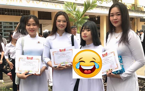 Bức ảnh "4 đứa chung dãy bàn" áo trắng xinh tươi, nhưng soi kỹ thì ai cũng phải ôm bụng cười trên nỗi đau khổ của bạn gái