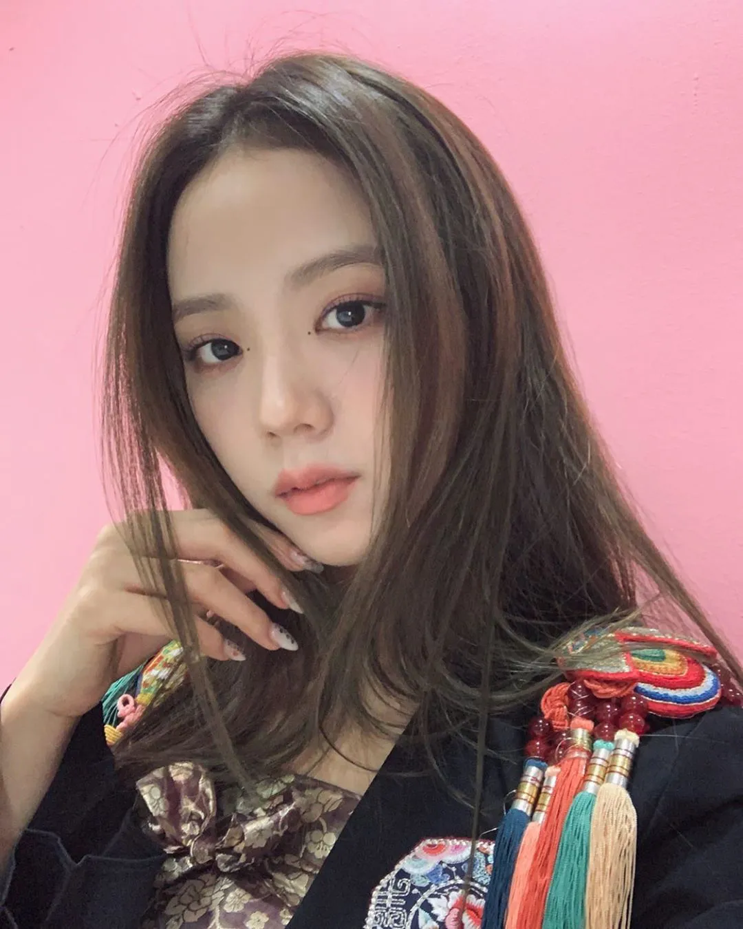 Visual đỉnh cao của Jisoo: Để mãi kiểu tóc đơn giản mà vẫn đẹp nức nở chuẩn "Hoa hậu Hàn Quốc" - Ảnh 4.