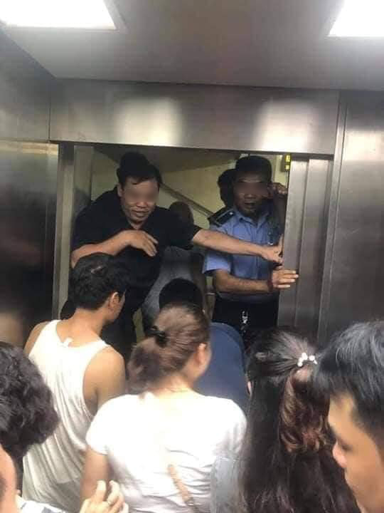 Toàn cảnh vụ rơi thang máy trong bệnh viện ở Hà Nội, nhưng thay vì la hét hay hoảng loạn thì nhóm người này lại làm một hành động khiến ai cũng... mừng - Ảnh 2.