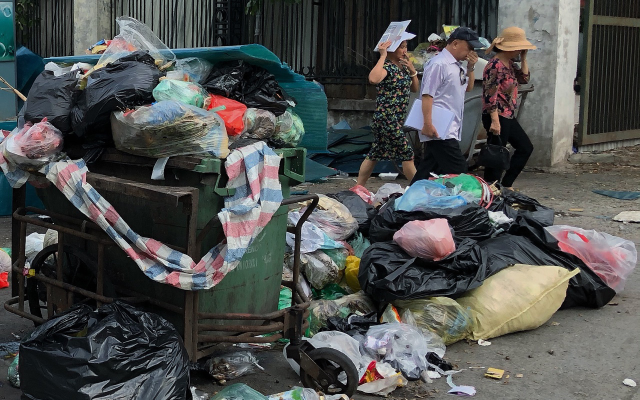 Ảnh, clip: Trung tâm Hà Nội rác chất thành "núi" vì dân lại chặn xe vào bác rác Nam Sơn