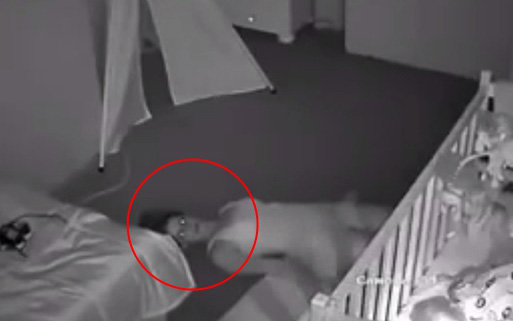 Kiểm tra camera phòng con nhỏ, chồng hốt hoảng phát hiện vợ nằm dưới sàn nhà như phim kinh dị trước khi biết được nguyên do của việc làm ấy