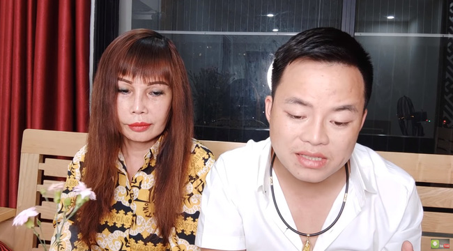 Cô dâu 63 tuổi ở Cao Bằng lộ gần nguyên hình khi không dùng app, lại còn làm hành động trên đầu khiến ai nhìn cũng sợ - Ảnh 1.