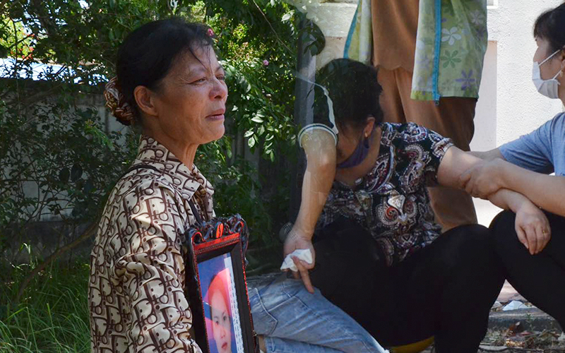 Nỗi đau 2 người mẹ trong vụ đầu độc bằng trà sữa ở Thái Bình: Người lặng lẽ ôm di ảnh con, người chết điếng nghe con nhận án tử