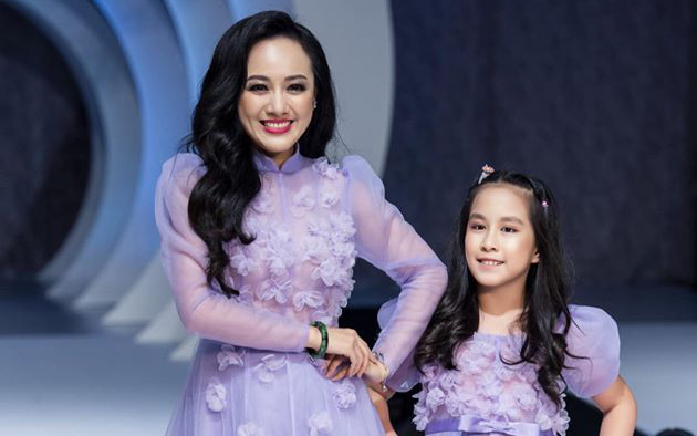 Ái nữ của BTV Hoài Anh diện váy đôi bắt trend, tự tin sải bước trên sàn catwalk với mẹ, thần thái hoàn hảo như người mẫu chuyên nghiệp khi chỉ mới 9 tuổi