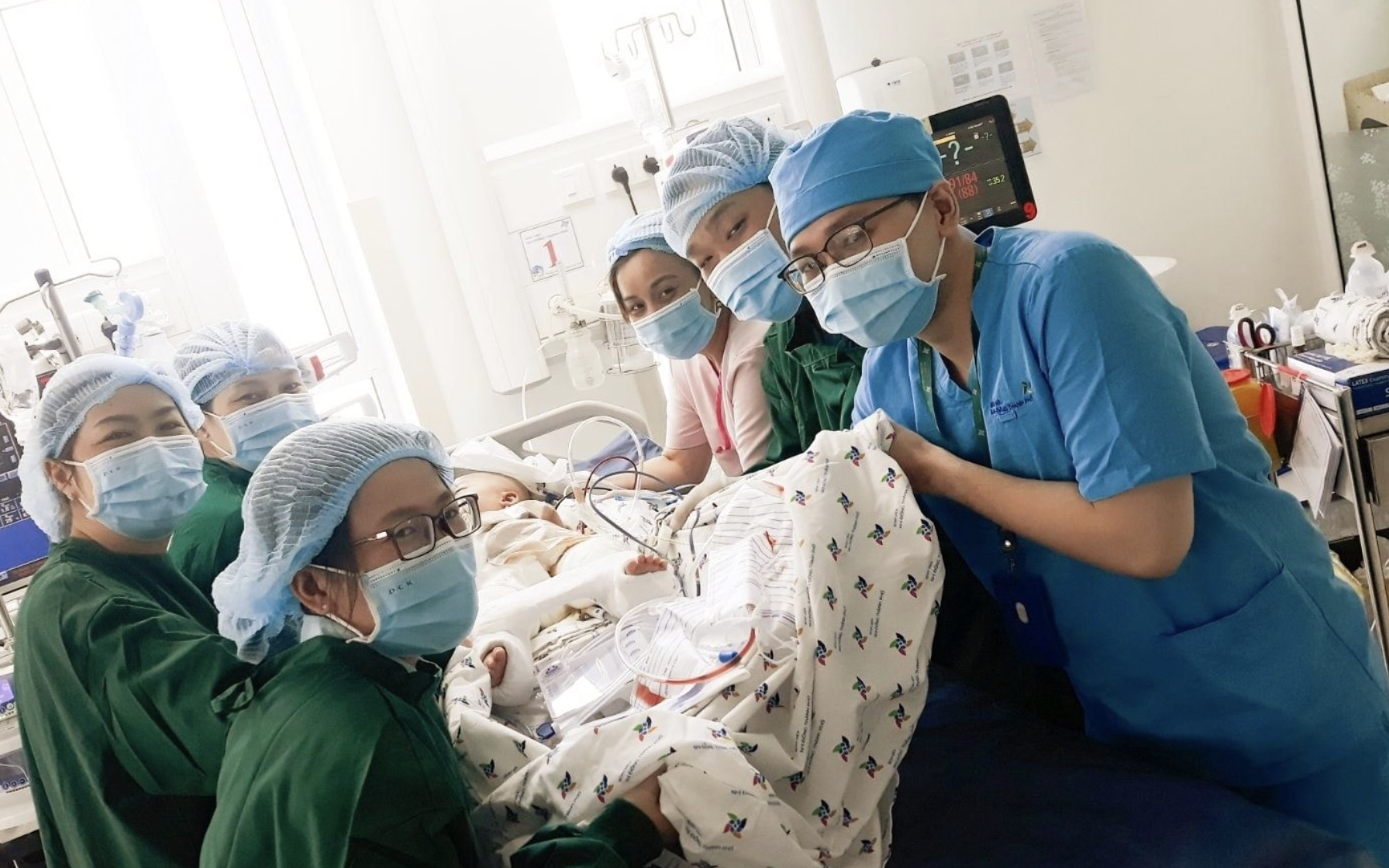 Xúc động cảnh bác sĩ chuyển nệm chống loét cho hai bé song sinh Trúc Nhi - Diệu Nhi, cố gắng không để nhiễm trùng
