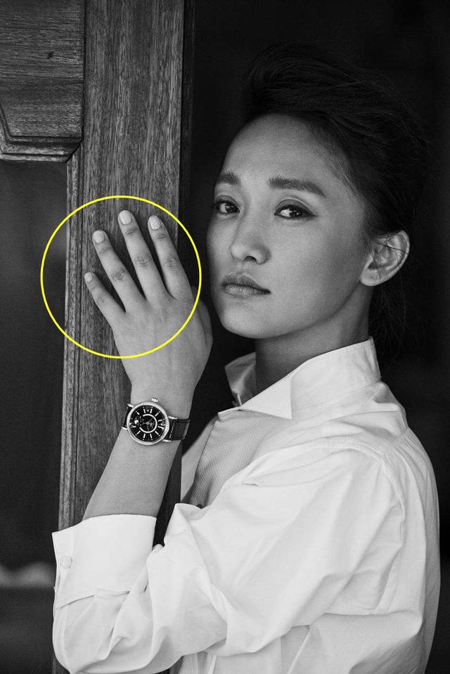 Sao Hoa ngữ và những đôi bàn tay tỉ lệ nghịch với gương ngoại hình: Châu Tấn và Đặng Luân đều sở hữu bàn tay mũm mĩm khác hẳn vẻ ngoài cool ngầu - Ảnh 1.